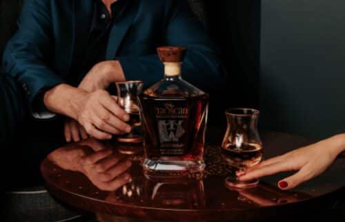 2 people having a glass of the Taoscán Irish Whiskey